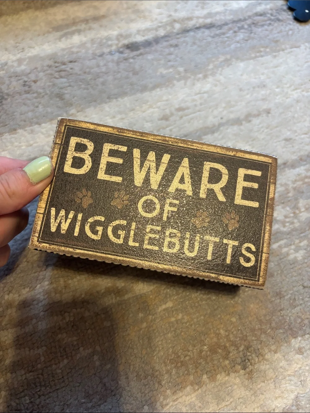 Beware of Wigglebutts Pet Sign - Black and Gold
